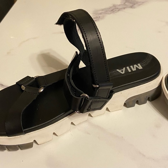 MIA - Picture 3 of 6